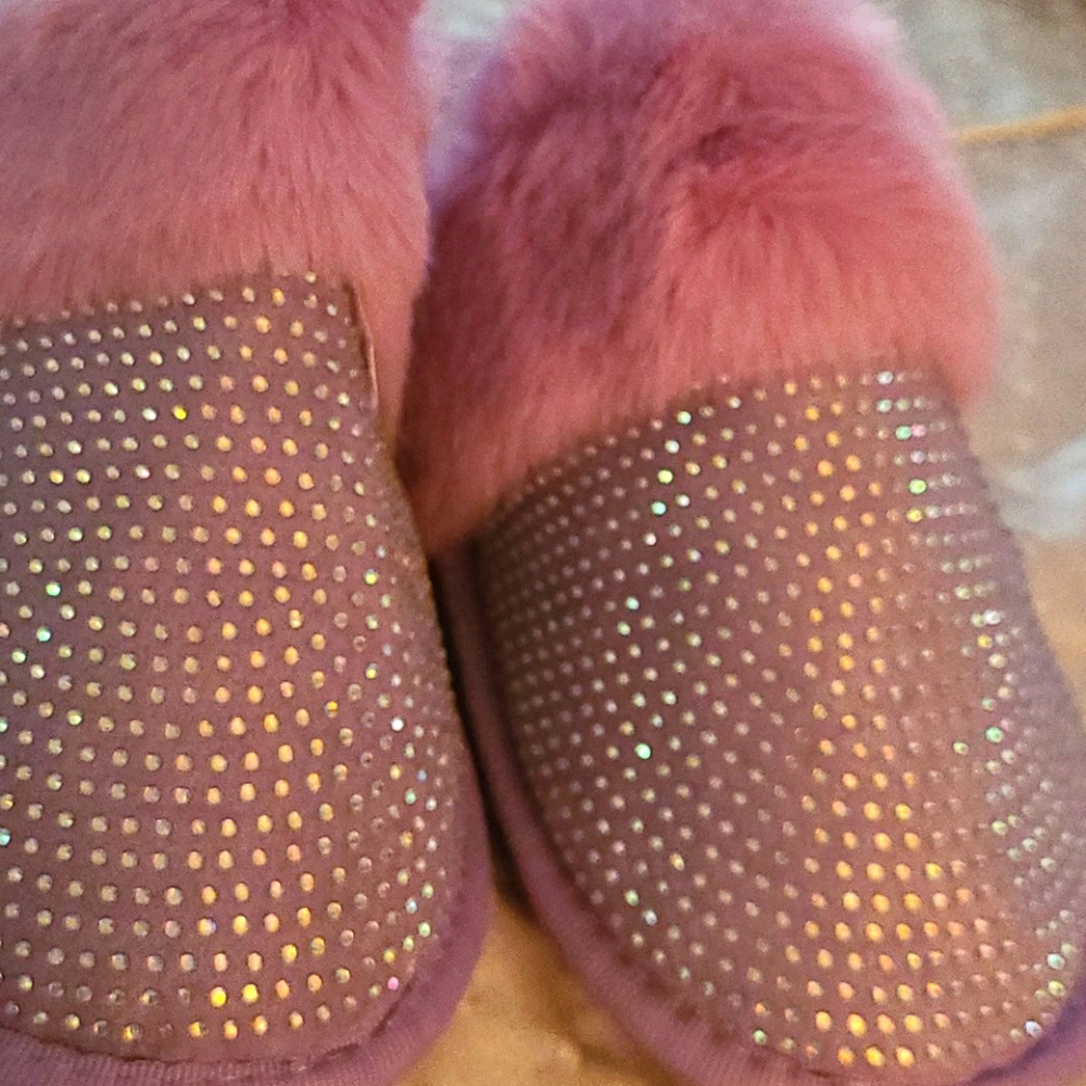 Soft slippers with stone